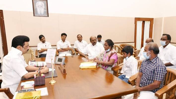 That one word that Shrimati's mother said meeting the Chief Minister.. Stalin who consoled her saying don't worry. That one word that Shrimati's mother said meeting the Chief Minister.. Stalin who consoled her saying don't worry.