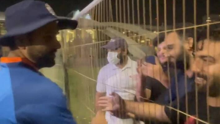 Pakistani fan request Rohit Sharma to hug him see how team India captain reacted mda Pakistani fan request Rohit Sharma to hug him see how team India captain reacted mda