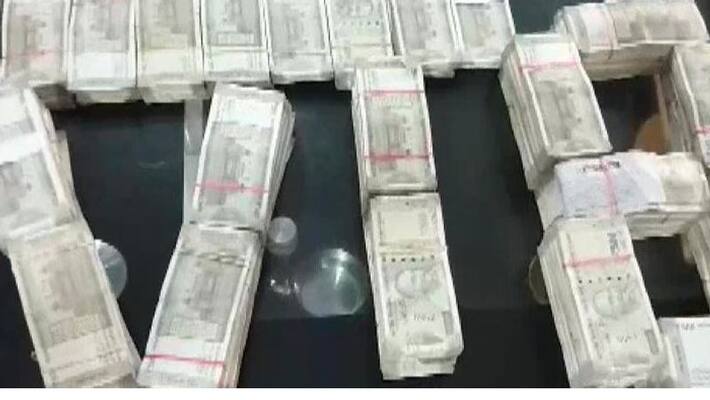 vigilance officials raid rwd executive engineer house in bihar recover crores in cash ash vigilance officials raid rwd executive engineer house in bihar recover crores in cash ash