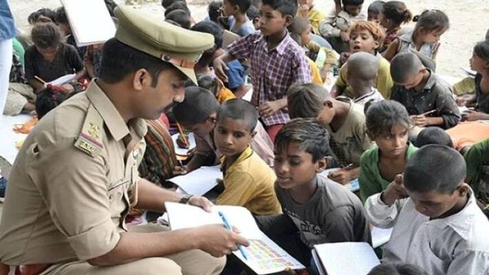 Ranjit yadav teaches children in vardi during off duty know as vardi waale guruji apa Ranjit yadav teaches children in vardi during off duty know as vardi waale guruji apa