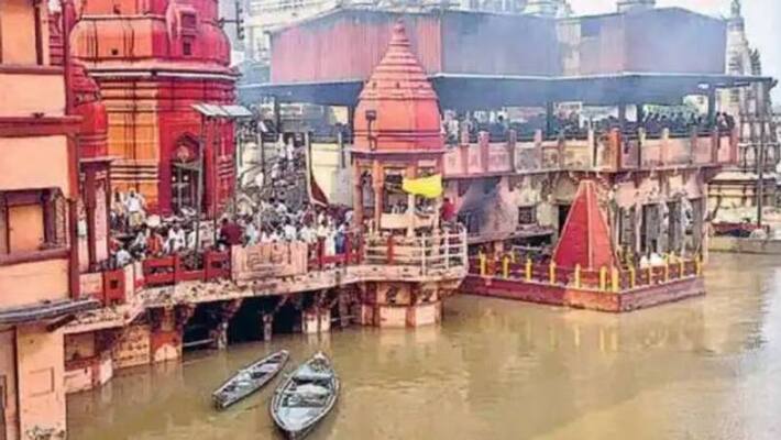 Gang submerged hindu rudra bhoomi Harishchandra and Manikarnika ghat, cremation take place on terrace and road akb Gang submerged hindu rudra bhoomi Harishchandra and Manikarnika ghat, cremation take place on terrace and road akb