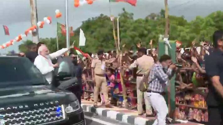 PM Mod holds roadshow in Bhuj PM Mod holds roadshow in Bhuj