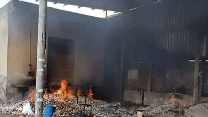 Meerut family of deceased made serious allegations against owner firecracker factory police is searching for absconding accused Meerut family of deceased made serious allegations against owner firecracker factory police is searching for absconding accused
