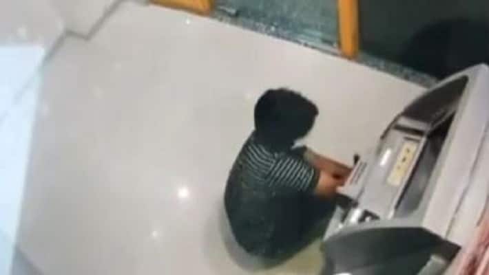 Agra youth was engaged breaking cash box of ATM soldiers who came suddenly did such situation Agra youth was engaged breaking cash box of ATM soldiers who came suddenly did such situation