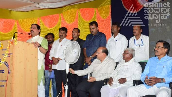 Union Minister Prahlad Joshi Receives Complaint From Mugada Villagers after pm modi mann ki baat gvd Union Minister Prahlad Joshi Receives Complaint From Mugada Villagers after pm modi mann ki baat gvd