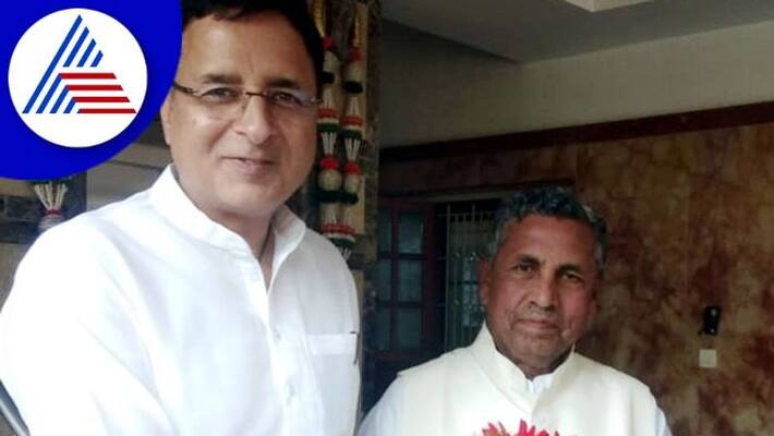 Randeep Singh Surjewala meets congress leader Muniyappa gow Randeep Singh Surjewala meets congress leader Muniyappa gow
