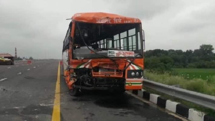 Barabanki Truck and bus collided on Purvanchal Expressway negligence of patrolling team became reason for accident Barabanki Truck and bus collided on Purvanchal Expressway negligence of patrolling team became reason for accident