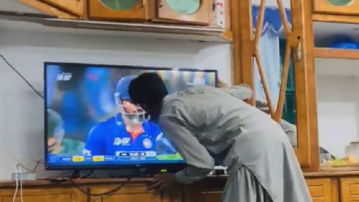 India vs Pakistan Match craze Afghanistan fans kiss hardik pandya on tv screen after win ckm India vs Pakistan Match craze Afghanistan fans kiss hardik pandya on tv screen after win ckm