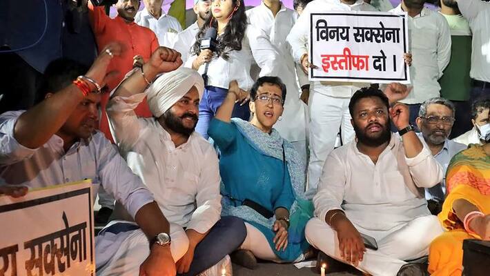 Dharna in Delhi Vidhan sabha premises, AAP demanded probe against LG VK Saxena in exchange of demonetised notes worth 1400 crore, BJP demanded sacking of Sisodia and Jain, DVG Dharna in Delhi Vidhan sabha premises, AAP demanded probe against LG VK Saxena in exchange of demonetised notes worth 1400 crore, BJP demanded sacking of Sisodia and Jain, DVG