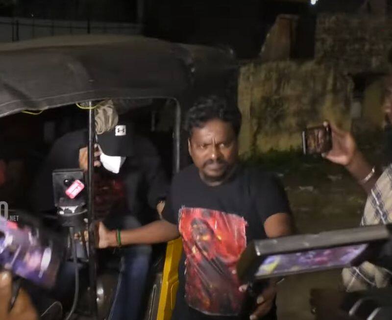 Actor Chiyaan Vikram came in Auto to watch cobra movie FDFS