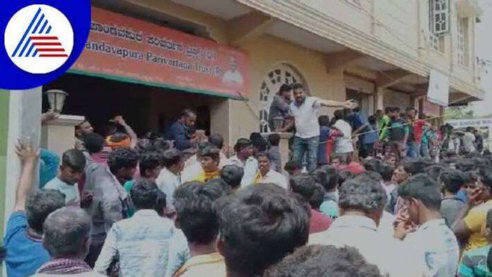 People Rush to Get Free Ganesha Idols in Mandya grg People Rush to Get Free Ganesha Idols in Mandya grg