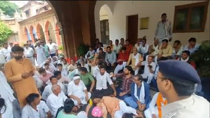 People of Tyagi society entered Meerut commissionerate with tractor clashes with policemen too People of Tyagi society entered Meerut commissionerate with tractor clashes with policemen too