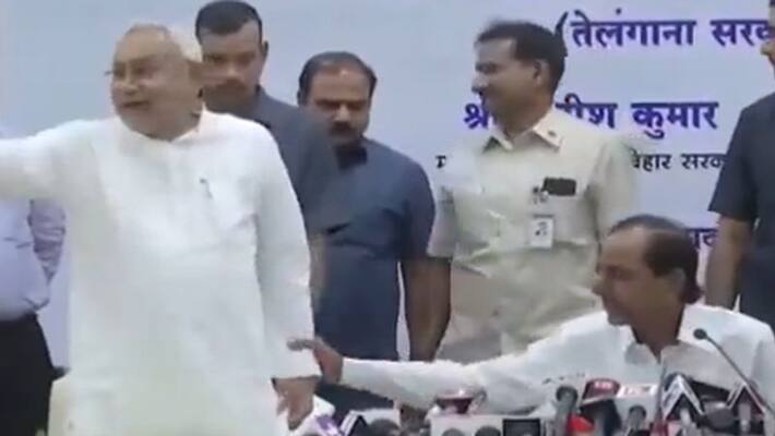 KCR urging Nitish Kumar not to leave press meet Video goes viral KCR urging Nitish Kumar not to leave press meet Video goes viral