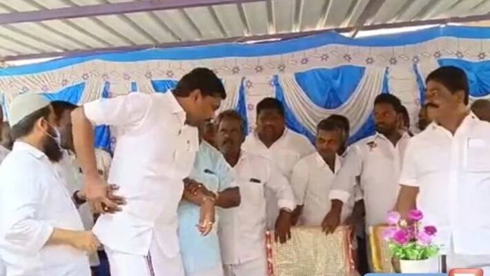 Argument between AIADMK and DMK MLAs at the function of giving free bicycles to school students Argument between AIADMK and DMK MLAs at the function of giving free bicycles to school students