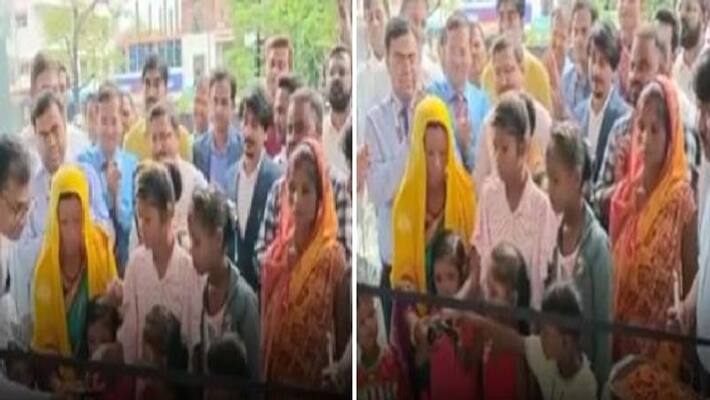 Gorakhpur car Showroom openings VIP watching and laborers children cut the tape Gorakhpur car Showroom openings VIP watching and laborers children cut the tape