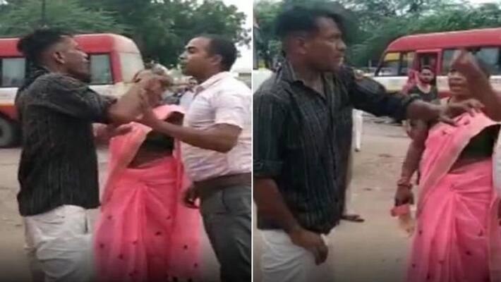 Mathura Sitting bus young man do work the woman rained heavily with slippers and husband with slaps Mathura Sitting bus young man do work the woman rained heavily with slippers and husband with slaps