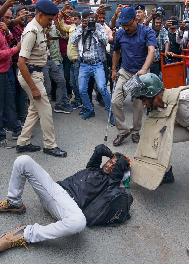STET candidate protest march in Patna,ADM was beating a student, Enquiry committee made against him kpa