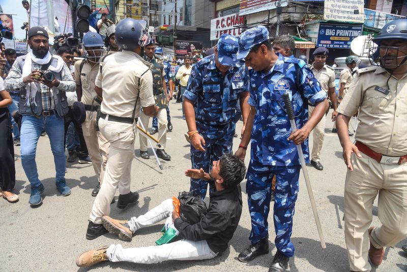 STET candidate protest march in Patna,ADM was beating a student,  Enquiry committee made against him kpa