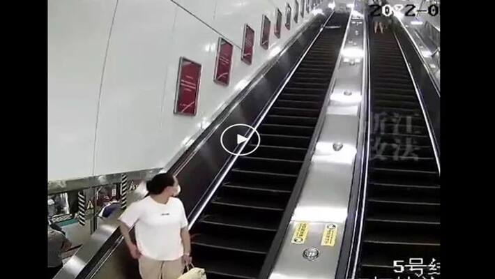 Women who used the escalator as a conveyor belt.. one died.. how? Women who used the escalator as a conveyor belt.. one died.. how?