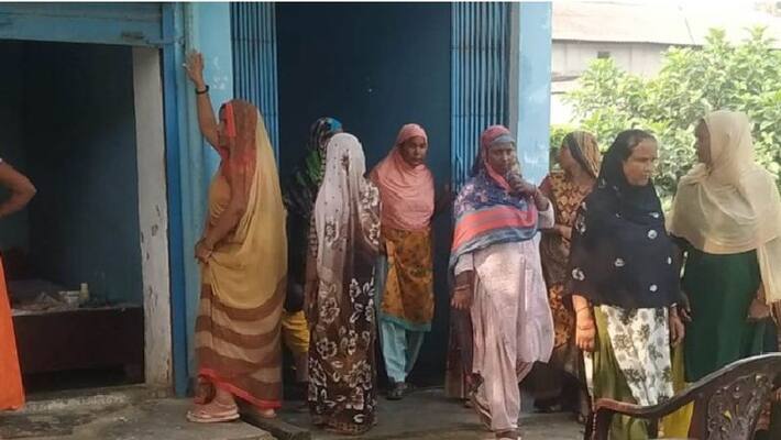 ambedkarnagar wife attacked husbands head with ax and consumed poison shocking reason came to fore ambedkarnagar wife attacked husbands head with ax and consumed poison shocking reason came to fore