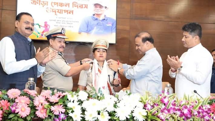 Assam CM hands over appointment letter as DSP to Commonwealth Games gold medalist vva Assam CM hands over appointment letter as DSP to Commonwealth Games gold medalist vva