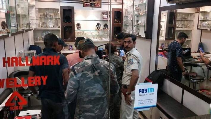 dhanbad news looted jewelery worth 50 lakhf then fired bullet on shop owner Jharkhand kpr dhanbad news looted jewelery worth 50 lakhf then fired bullet on shop owner Jharkhand kpr