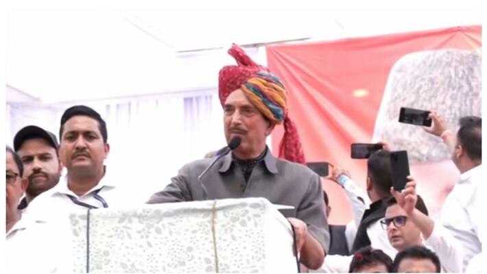 Veteran leader Ghulam Nabi Azad to announce new political party in 10 days: All you need to know AJR Veteran leader Ghulam Nabi Azad to announce new political party in 10 days: All you need to know AJR