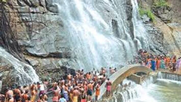 Tourists flock to Kutralam falls after the season ends Tourists flock to Kutralam falls after the season ends
