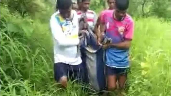 Maharashtra pregnant woman carried to hospital in bedsheet, loses child Maharashtra pregnant woman carried to hospital in bedsheet, loses child