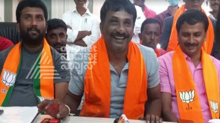 Four BJP municipal councilors sacked for cross voting at anekal gvd Four BJP municipal councilors sacked for cross voting at anekal gvd