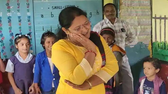 Teacher Day 2022 special stories betul news aruna mahale school children students scooter wali madam pwt Teacher Day 2022 special stories betul news aruna mahale school children students scooter wali madam pwt