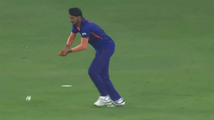Virat Kohli Harbhajan Singh Mohammad Hafeez back Arshdeep Singh and give message stpo critisized him spb Virat Kohli Harbhajan Singh Mohammad Hafeez back Arshdeep Singh and give message stpo critisized him spb