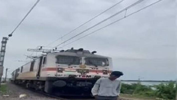 teen wanted to make instagram reel with train in background hit by it in telangana warangal district ash teen wanted to make instagram reel with train in background hit by it in telangana warangal district ash