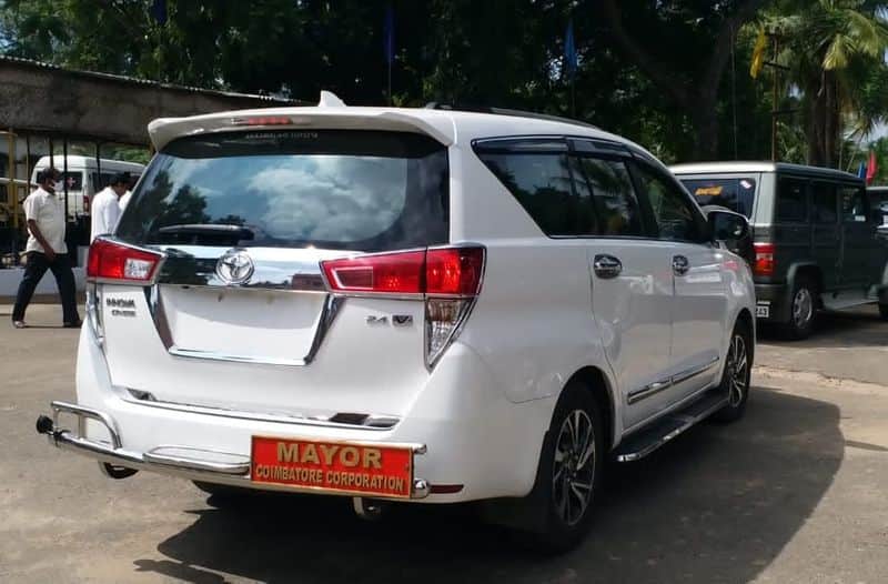 For more than a week the Coimbatore mayor has been traveling in a vehicle without a registration number that has caused controversy