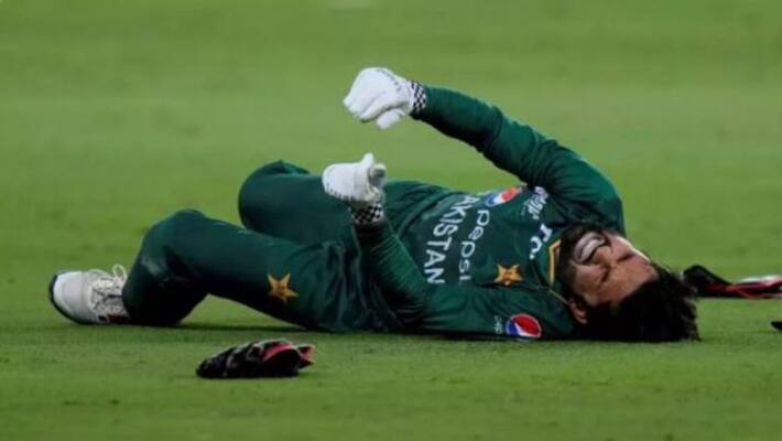 mohammad rizwan hospitalised after knee injury in india vs pakistan match in asia cup 2022 mohammad rizwan hospitalised after knee injury in india vs pakistan match in asia cup 2022