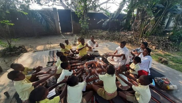jamshedpur news teachers day special story of a gurukul where adivasi students studying sanskrit and vedas asc jamshedpur news teachers day special story of a gurukul where adivasi students studying sanskrit and vedas asc