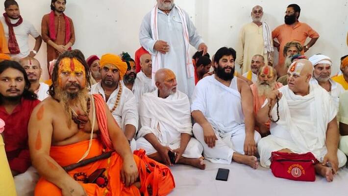 Saints face to face in Ayodhya regarding coronation police ready Saints face to face in Ayodhya regarding coronation police ready