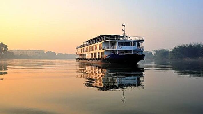 Journey to Kashi by waterway was also smooth 18 tourists coming from Patna to Rajmahal cruise Journey to Kashi by waterway was also smooth 18 tourists coming from Patna to Rajmahal cruise