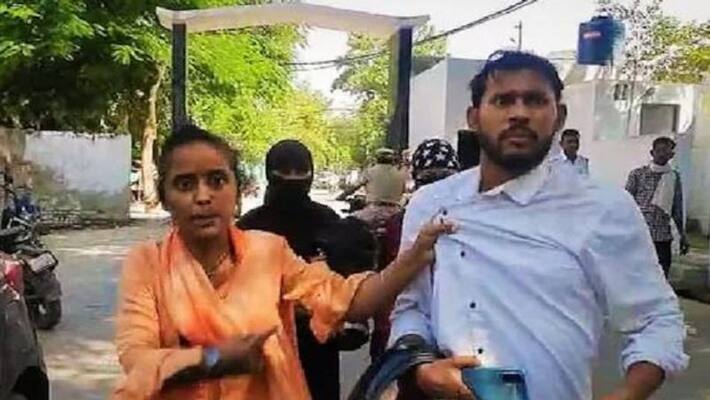 fierce fight broke out between couple middle road Aligarh after love marriage woman started doing work with her husband fierce fight broke out between couple middle road Aligarh after love marriage woman started doing work with her husband