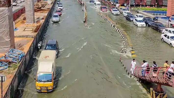 Karnataka : Scooter skids on Bengaluru flood road.. Young woman dies Karnataka : Scooter skids on Bengaluru flood road.. Young woman dies