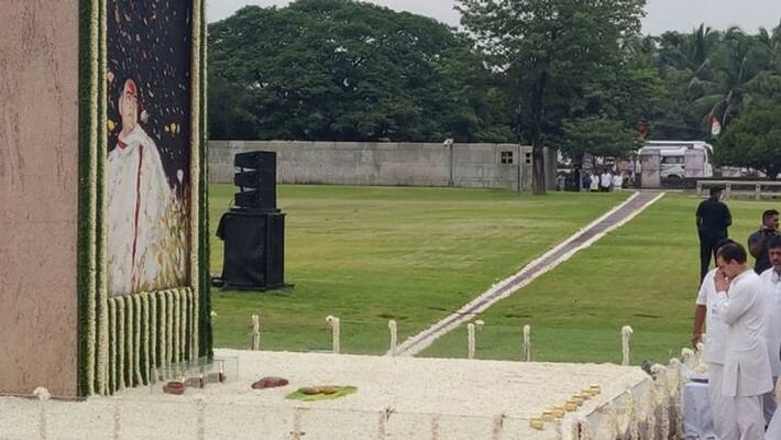 Congress MP Rahul Gandhi pays floral tribute at Rajiv Gandhi memorial in Sriperumbudur Congress MP Rahul Gandhi pays floral tribute at Rajiv Gandhi memorial in Sriperumbudur