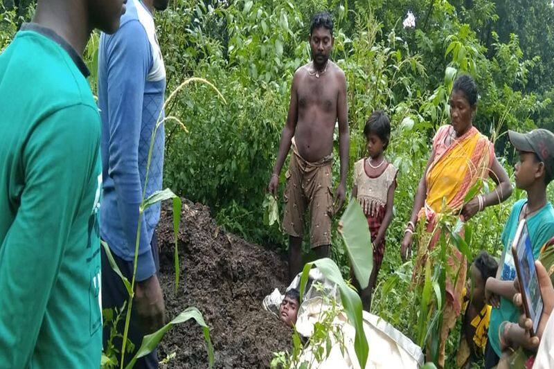 East Singhbhum news Desi jugaad to save life thunderclap Injured youth buried in cow dung pwt