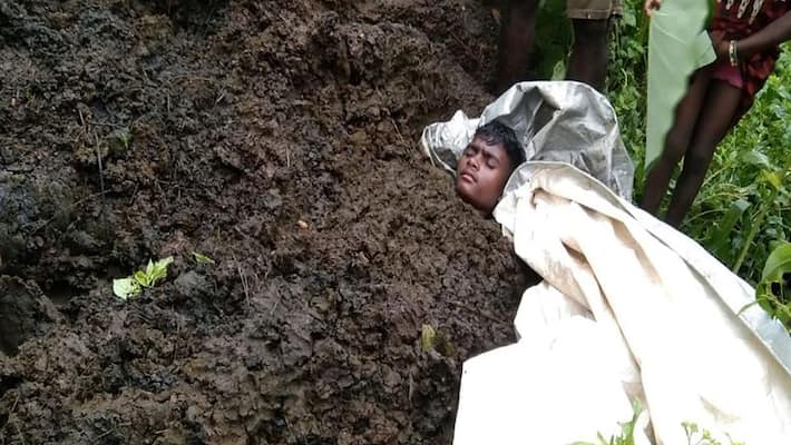 East Singhbhum news Desi jugaad to save life thunderclap Injured youth buried in cow dung pwt East Singhbhum news Desi jugaad to save life thunderclap Injured youth buried in cow dung pwt