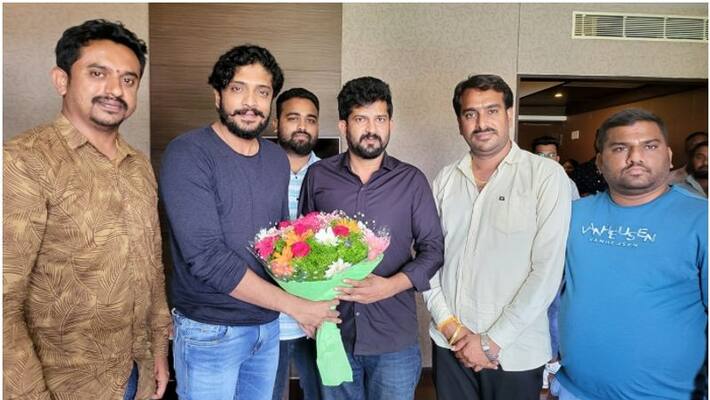 Actor vasishta simha meets MP pratap Simha in mysore sgk Actor vasishta simha meets MP pratap Simha in mysore sgk