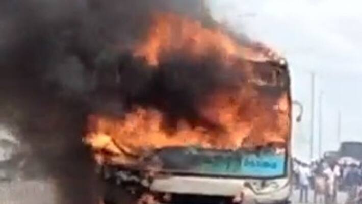 bus catches fire after crash in Nashik,Maharashtra, 8 dead bus catches fire after crash in Nashik,Maharashtra, 8 dead