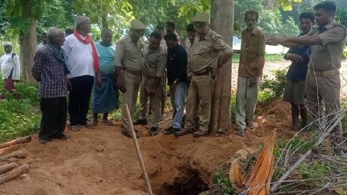 Pratapgarh After digging grave dead body was taken out then head cut off villagers including police expressed their apprehension about this Pratapgarh After digging grave dead body was taken out then head cut off villagers including police expressed their apprehension about this