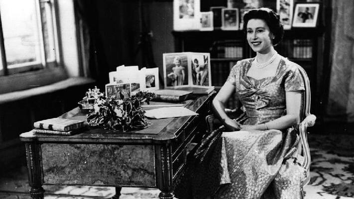 Queen Elizabeth II dies at 96 CM Mamata Banerjee expressed grief bsm Queen Elizabeth II dies at 96 CM Mamata Banerjee expressed grief bsm