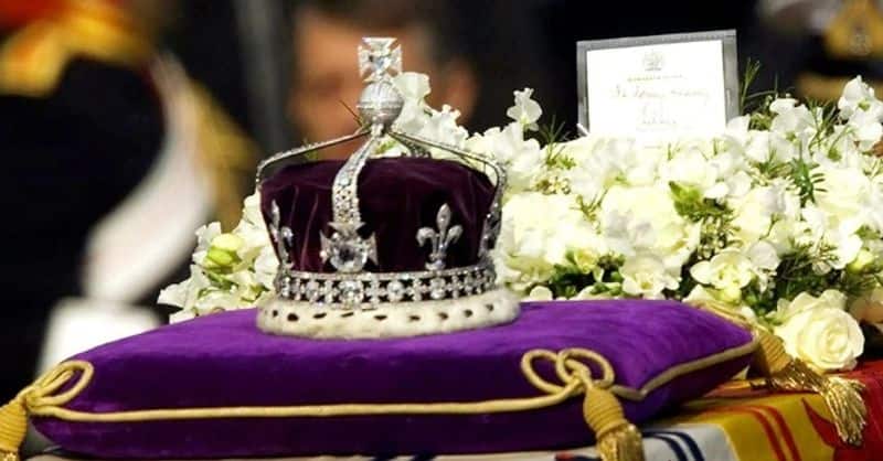 as Queen departs twitter users now demands kohinoor return to India