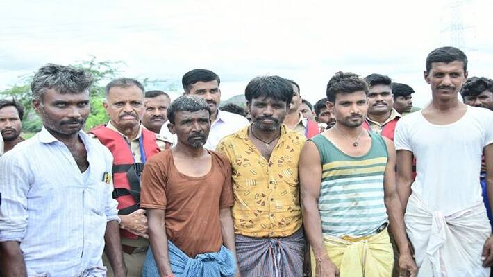 Police And fire-brigade team recuses Five Farmers Who stuck in flood at Koppal rbj Police And fire-brigade team recuses Five Farmers Who stuck in flood at Koppal rbj
