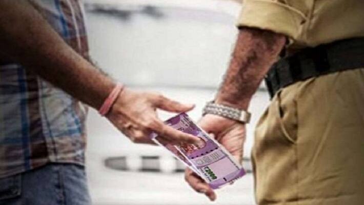 SI Tries To Swallow Bribe Money As Vigilance Officers Grapple Caught Him In Faridabad SI Tries To Swallow Bribe Money As Vigilance Officers Grapple Caught Him In Faridabad